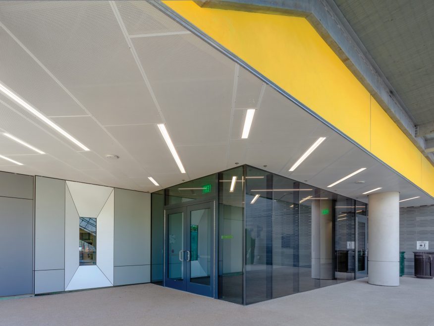 USG Ceilings Plus® Design Solutions-Illusions® | Finish: Blanco Mat®, Architect: Gensler, Photo: ©Valdimir Paperny