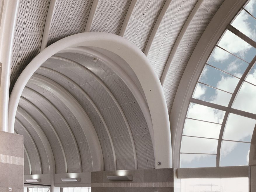 USG Ceilings Plus® Radians® | Finish: Blanco Mat®, Architect: Gensler, Photo: Vladimir Paperny