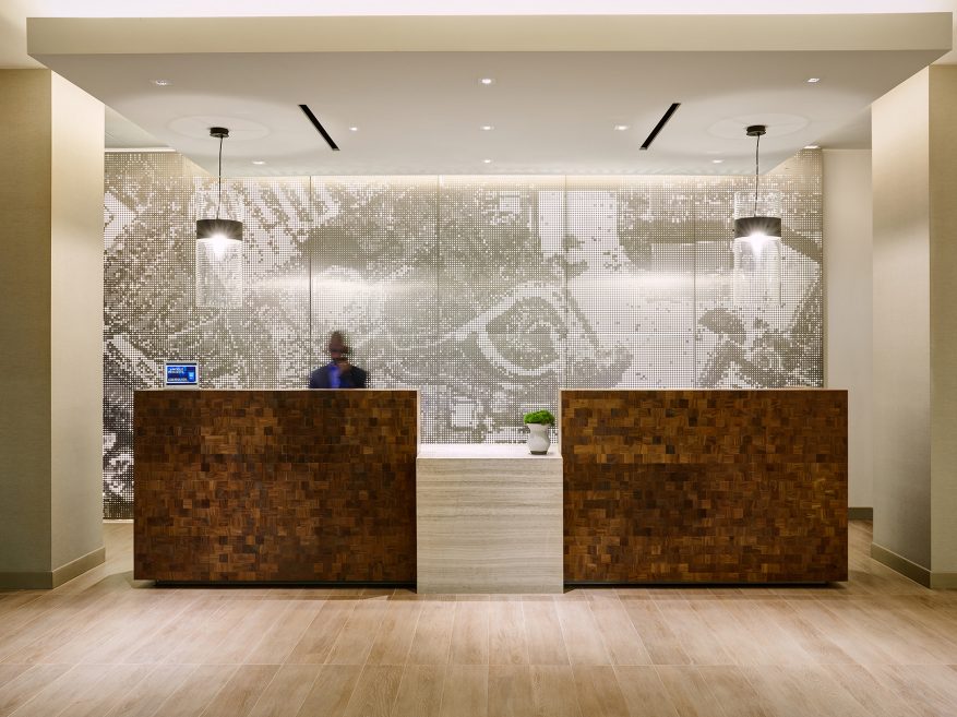 USG Ceilings Plus® Wallforms™ | Parti ™, Finish: Kyrolite, Architect: HKS, Photo: ©John Woodcock Photography